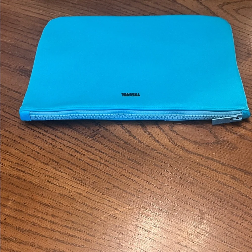 Triangl Santa Rosa blue neoprene zip pouch - Picture 5 of 9